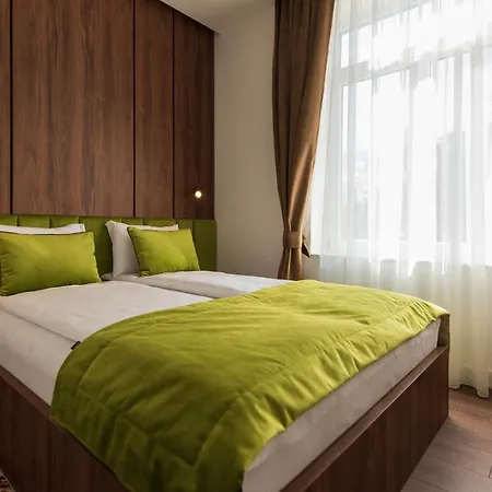 Emerald Free Garage Parking アパート